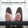 Beigefarbene Pilates Socken mit rutschfesten roten Herz-Noppen und grippyglow Logo – stylische Grip Socks für sicheren Halt im Reformer Studio